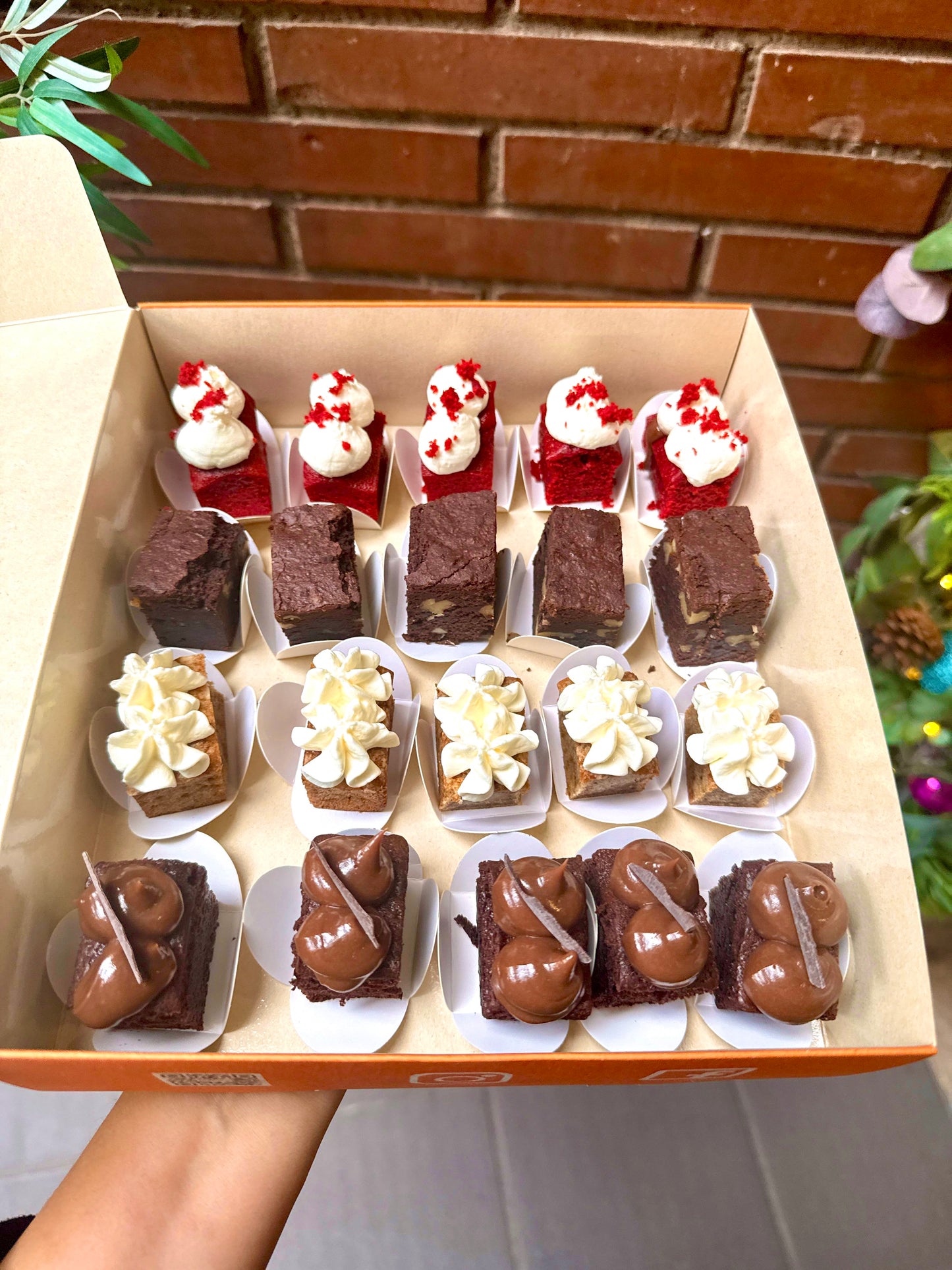 Bandeja de bocaditos dulces para catering de eventos y celebraciones