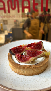 Detalle de tartaleta con higos caramelizados sobre mascarpone