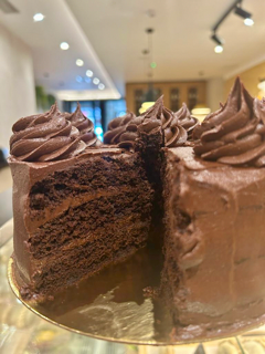 Detalle de pastel de chocolate artesanal con cobertura de ganache