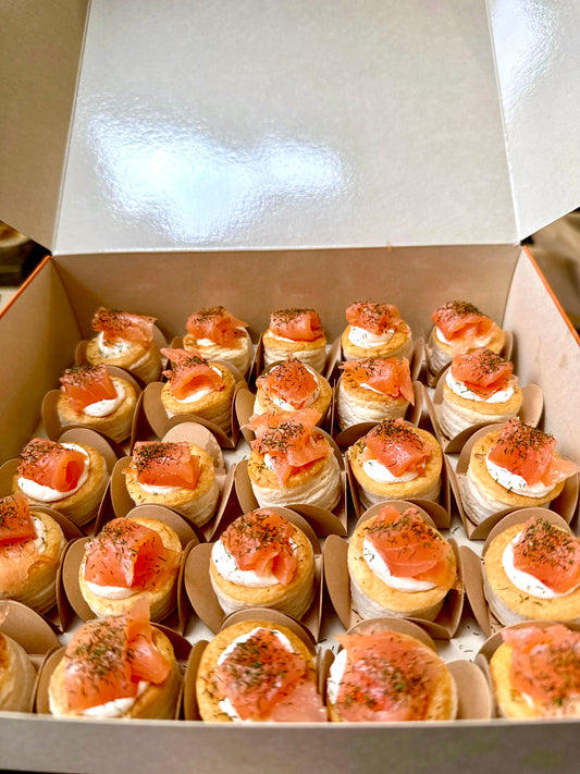 Caja de 25 bocaditos salados artesanales variados listos para servir