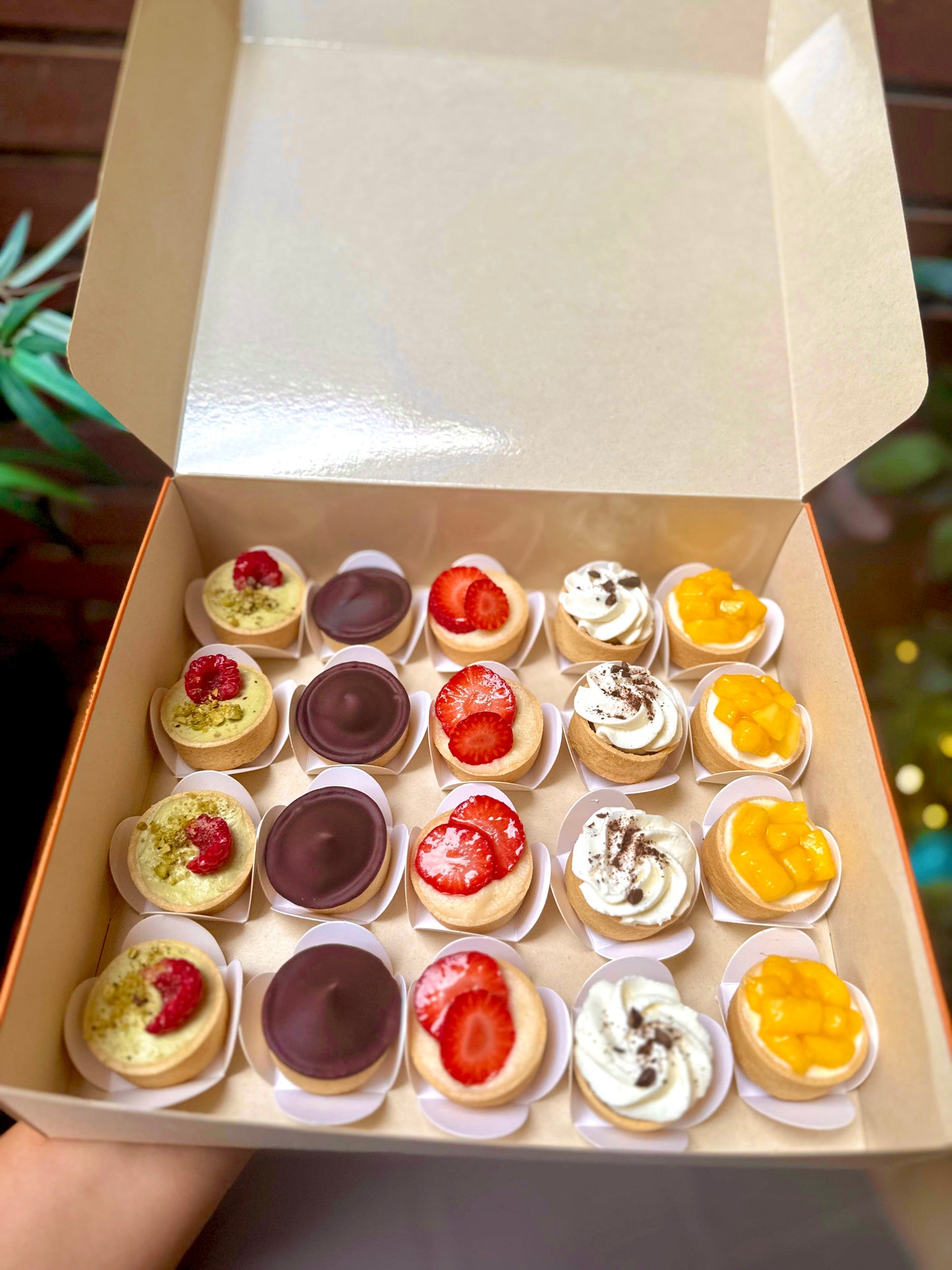 Surtido de mini postres y bocaditos dulces artesanales