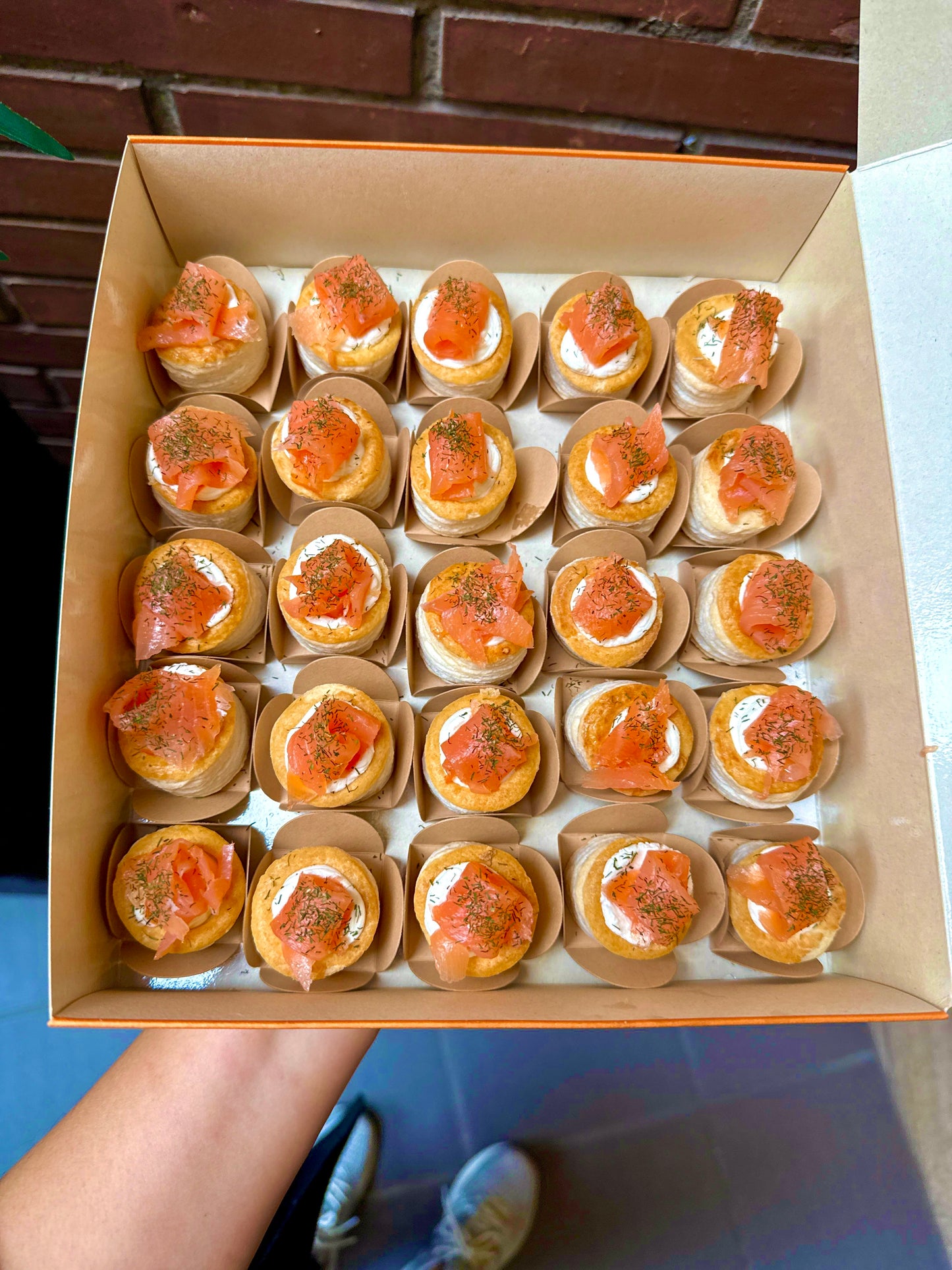 Bandeja de bocaditos salados para catering de eventos