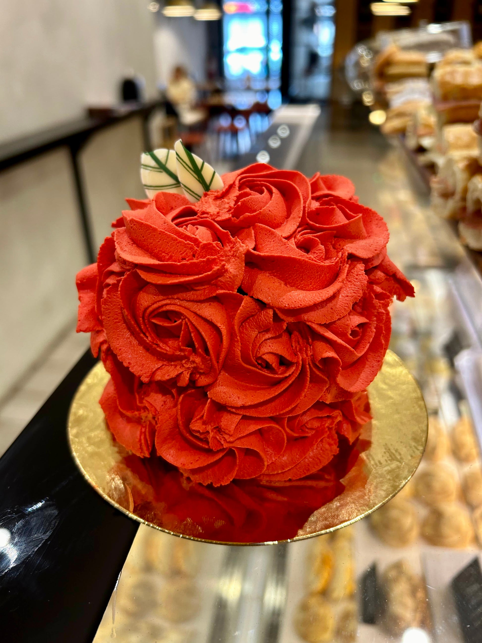 Detalle de pastelito delicado con fragancia a rosa de Sant Jordi