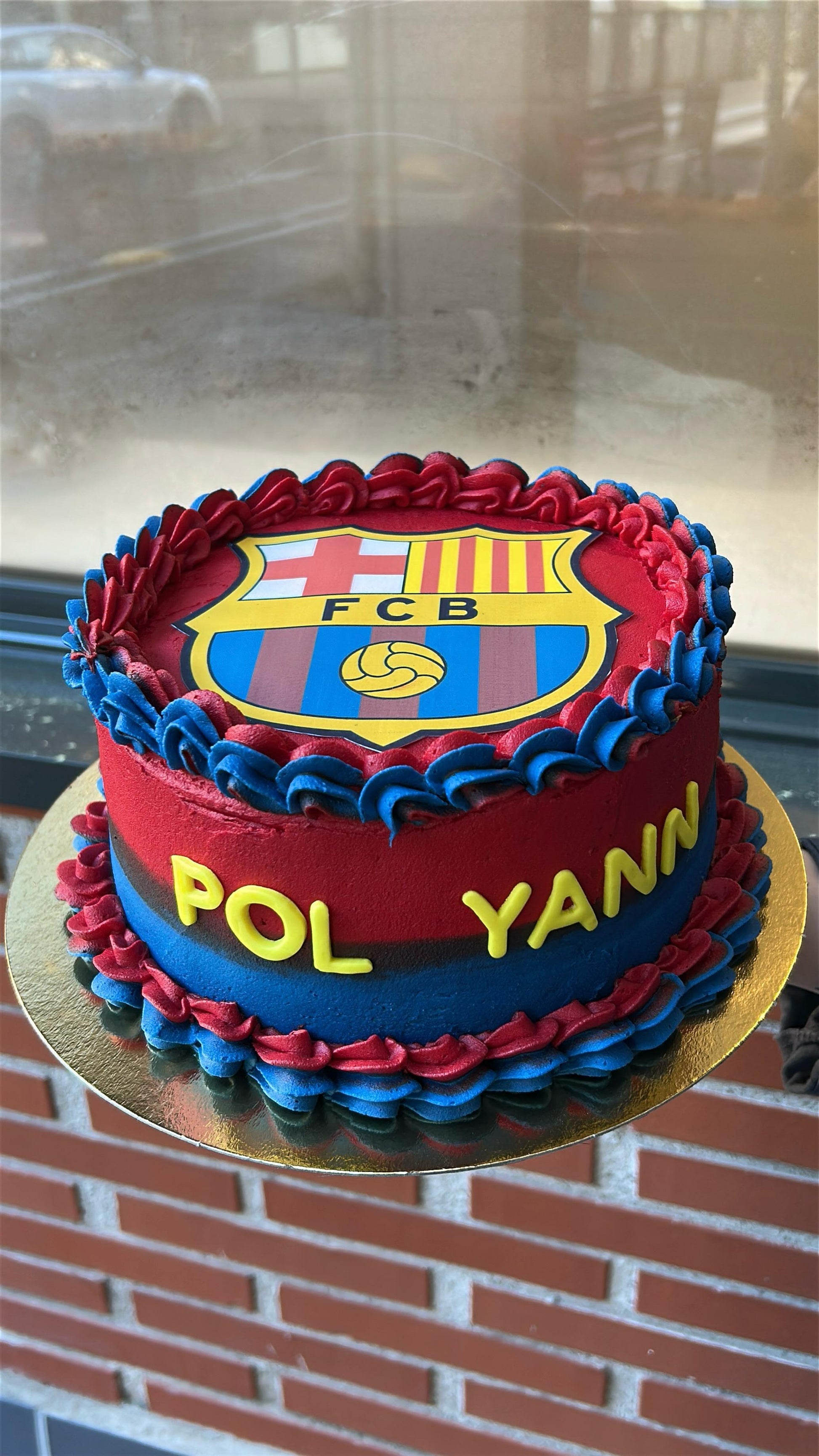 Pastel temático de fútbol con escudo del barcelona