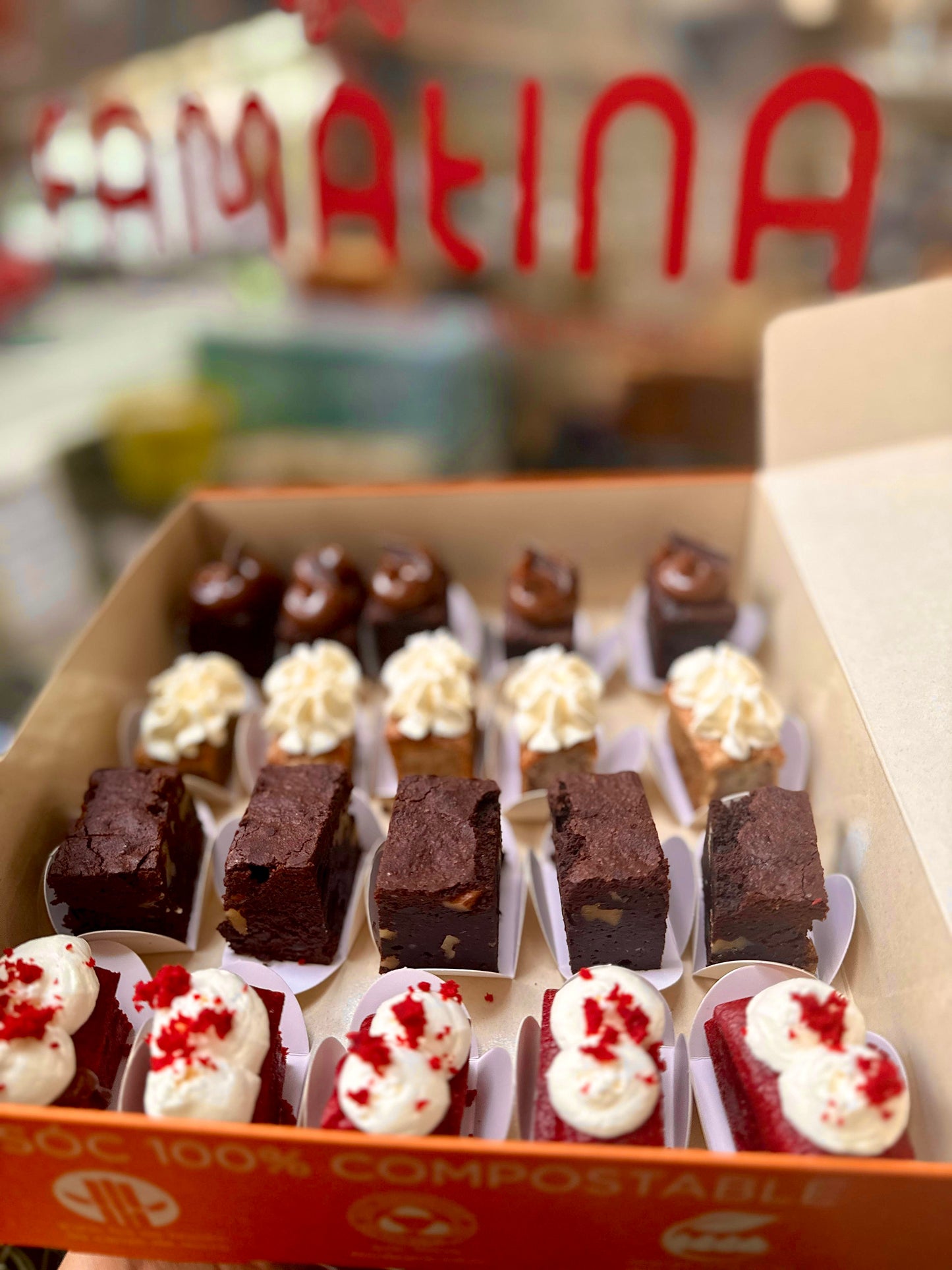 Bocaditos dulces artesanales con diferentes sabores y decoraciones