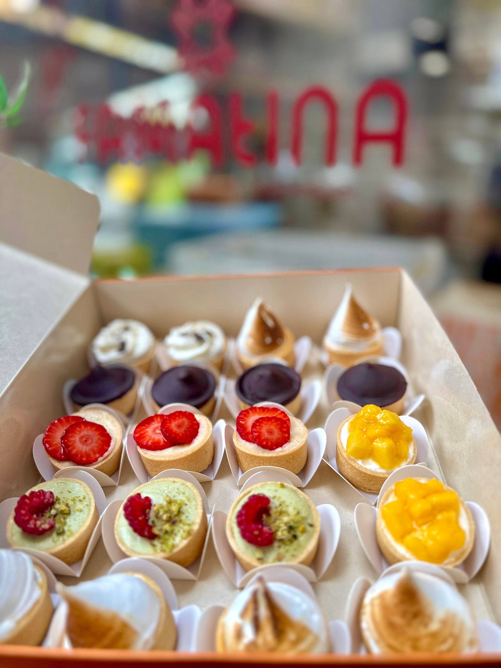 Caja de 25 bocaditos dulces artesanales variados listos para servir